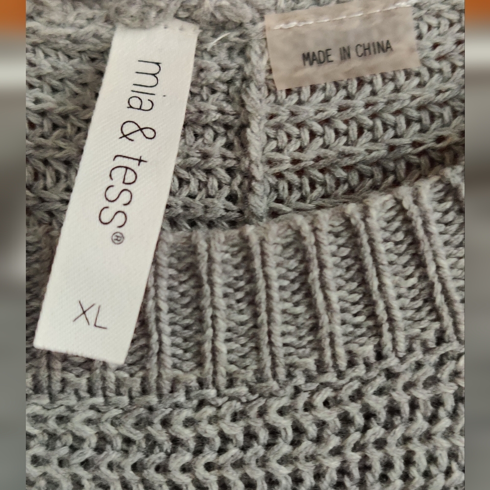Elegant Gray Women's Crew Neck Sweater - Picture 3 of 4